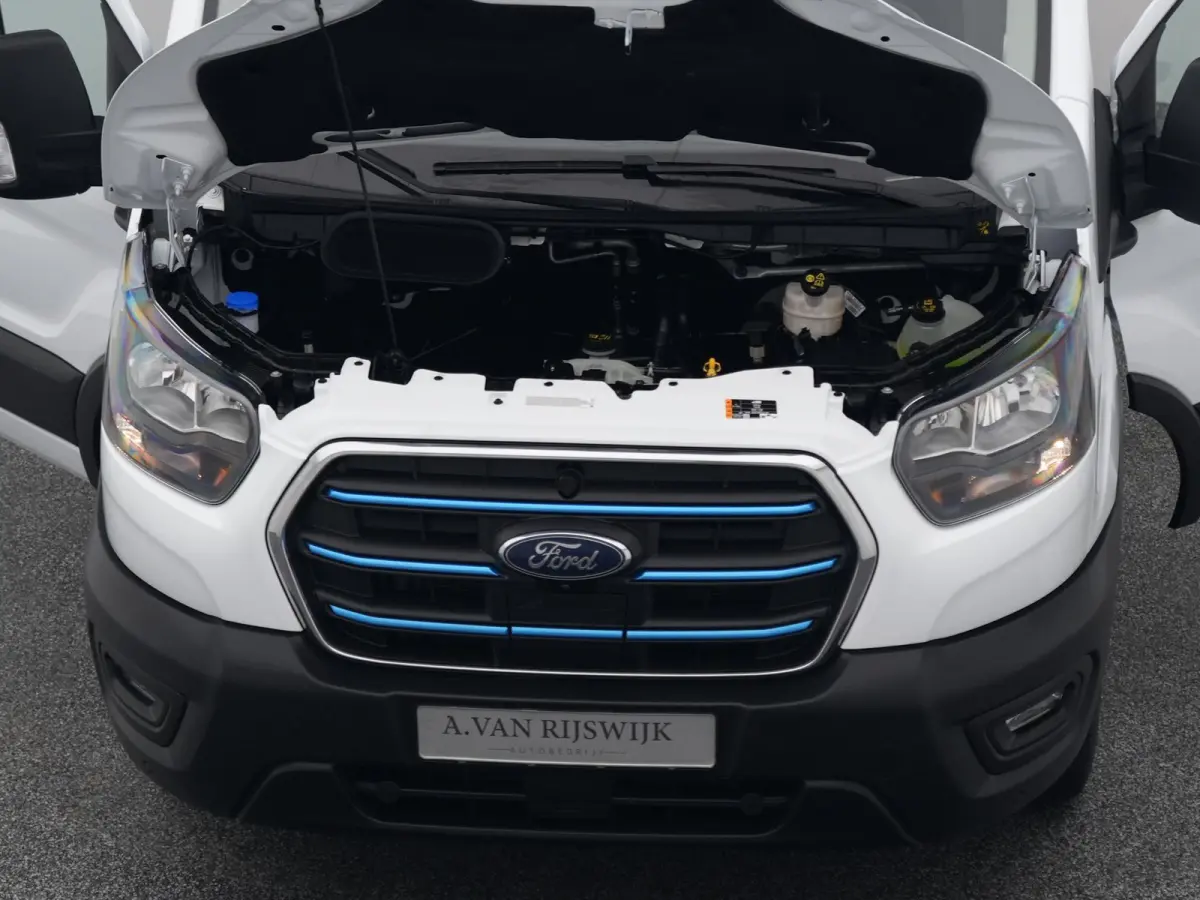 350 L2H2 Trend 68 kWh | CAMERA | CARPLAY | STOELVERWARMING