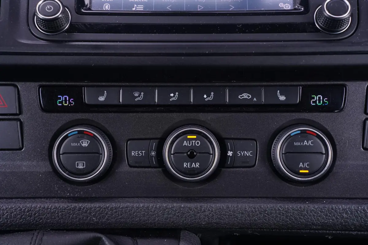 2.0 TDI 150 pk Dubbel Cabine Airco, Leder Zwart Cruise control, Trekhaak, 5-Zits