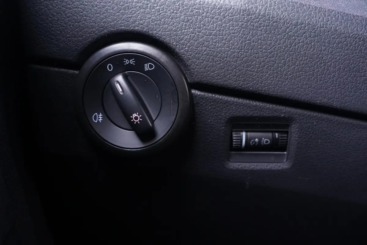 2.0 TDI 150 pk Dubbel Cabine Airco, Leder Zwart Cruise control, Trekhaak, 5-Zits