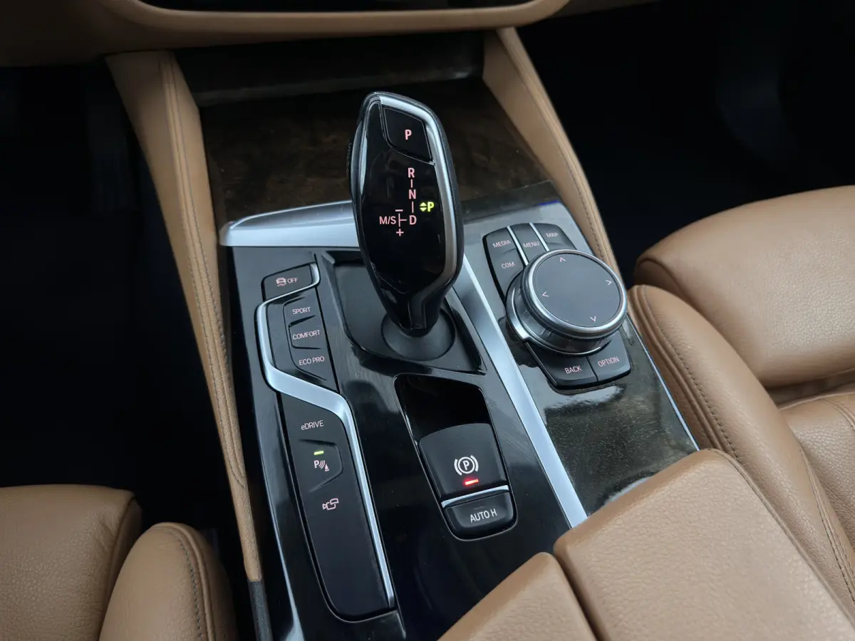530e iPerformance High Executive Luxury-Line (Plug-in) {SoH-98%} Aut. *LEATHER | LED-LIGHTS | ADAPTIVE-CRUISE | NAVI-FULLMAP | HARMAN/KARDON-AUDIO | TOPVIEW | HEATED-CONTOURSEATS | PRIVACY-G