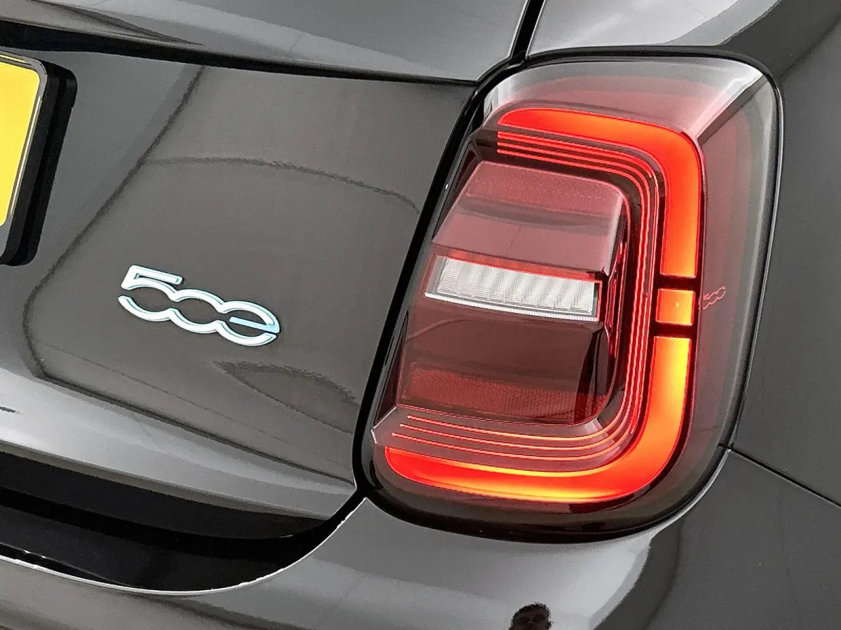 Icon 42 kWh 118pk Automaat | Apple Carplay/Android Auto | Climate Control | Cruise Control | Stoelverwarming | Dodehoekdetectie | Camera |