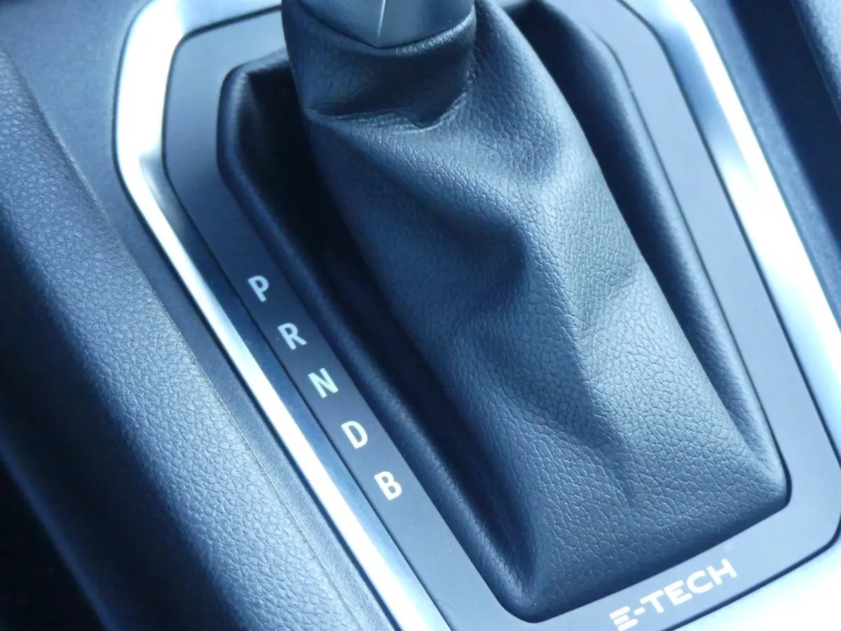 1.6 E-Tech Hybrid 140 Zen | Airco | Cruise control | Lichtmetalen velgen 16"
