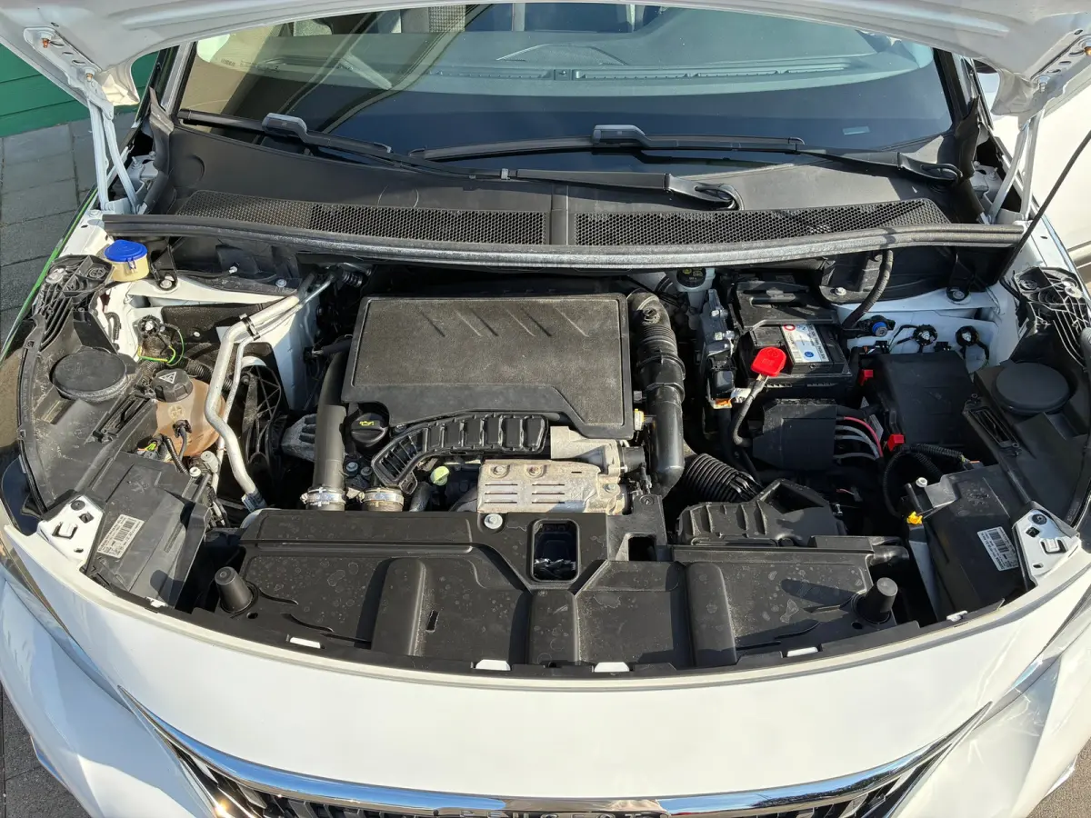 1.2 PureTech Active|Automaat|Nieuwe Motor|Navigatie|CruiseControl|Trekhaak|Climatronic|PDC|Nieuwe APK|NAP|