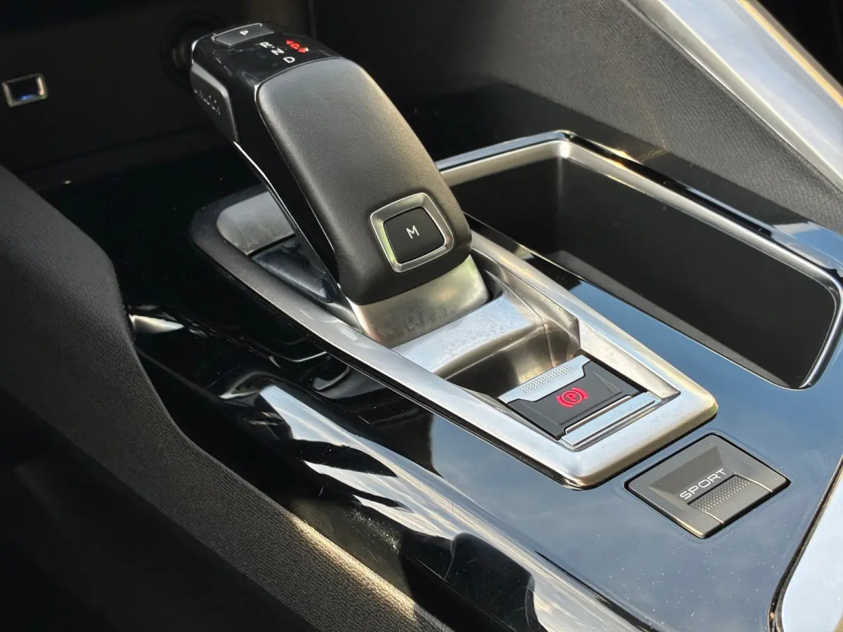 1.2 PureTech Active|Automaat|Nieuwe Motor|Navigatie|CruiseControl|Trekhaak|Climatronic|PDC|Nieuwe APK|NAP|