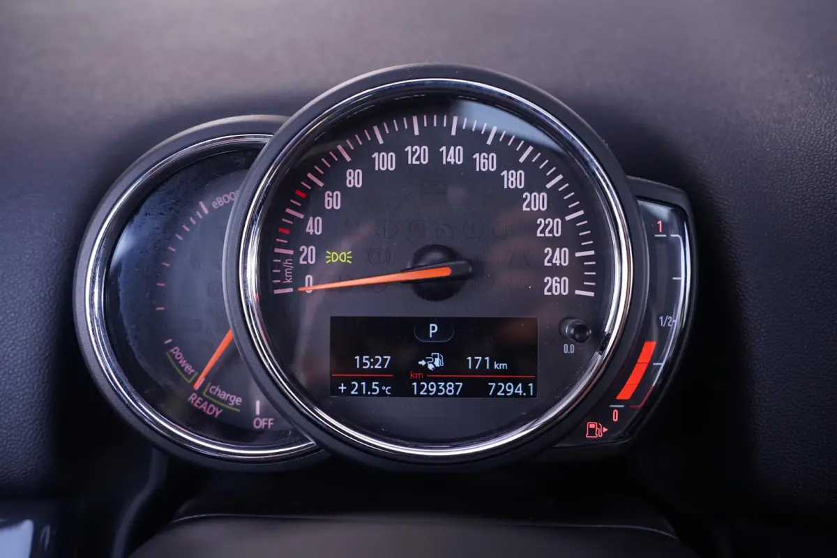 1.5 Cooper ALL4 Chili Navigatie 18"-lmv PDC-achter Panodak leren stuur/versnellingspook Camera private-glas bluetooth-telefonie elektrische-achterklep Cruise-controle stoelverwarming Climate