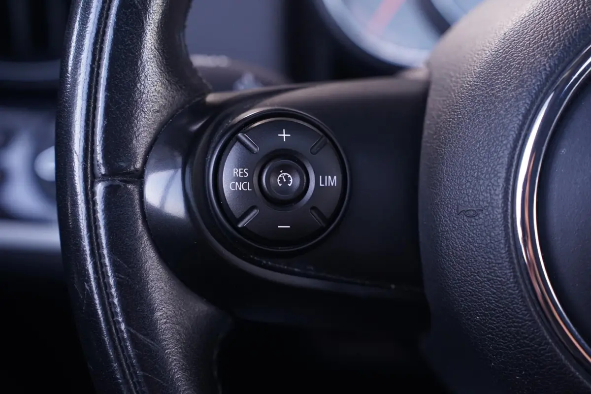 1.5 Cooper ALL4 Chili Navigatie 18"-lmv PDC-achter Panodak leren stuur/versnellingspook Camera private-glas bluetooth-telefonie elektrische-achterklep Cruise-controle stoelverwarming Climate
