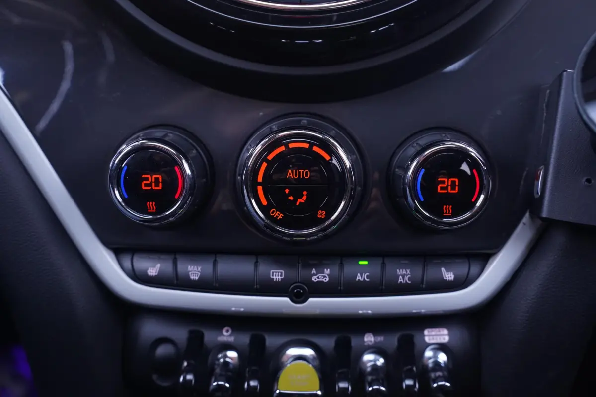 1.5 Cooper ALL4 Chili Navigatie 18"-lmv PDC-achter Panodak leren stuur/versnellingspook Camera private-glas bluetooth-telefonie elektrische-achterklep Cruise-controle stoelverwarming Climate