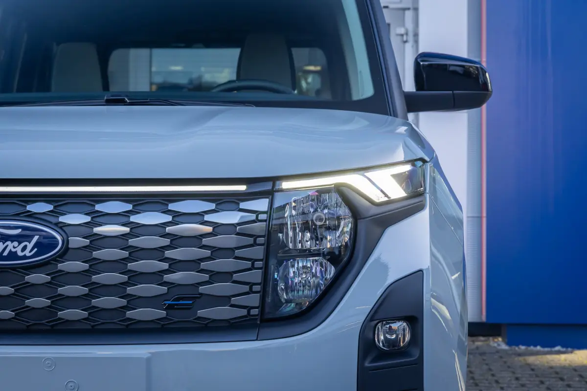 BEV Titanium | Trekhaak | BLISS | A. Camera | Keyless | Stoel- Stuurverwarming | Achterlichten LED | BLIS met Cross Traffic Alert | Dagrijlicht LED