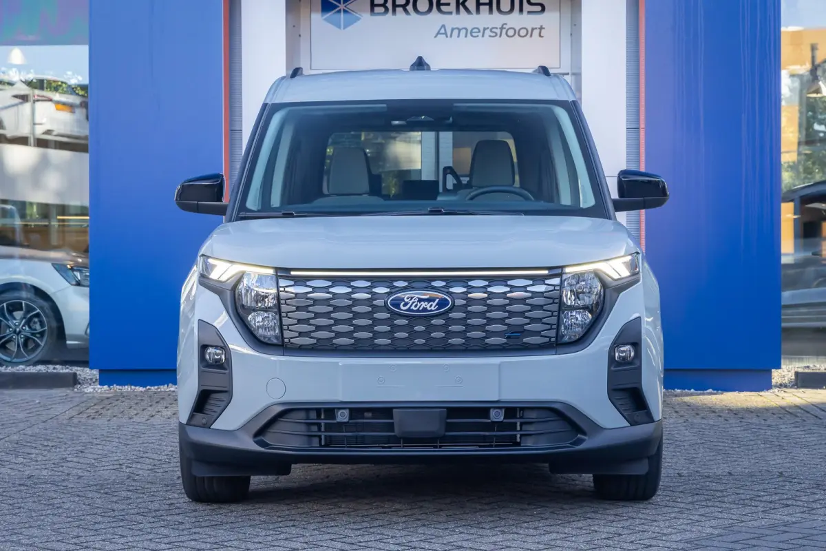 BEV Titanium | Trekhaak | BLISS | A. Camera | Keyless | Stoel- Stuurverwarming | Achterlichten LED | BLIS met Cross Traffic Alert | Dagrijlicht LED