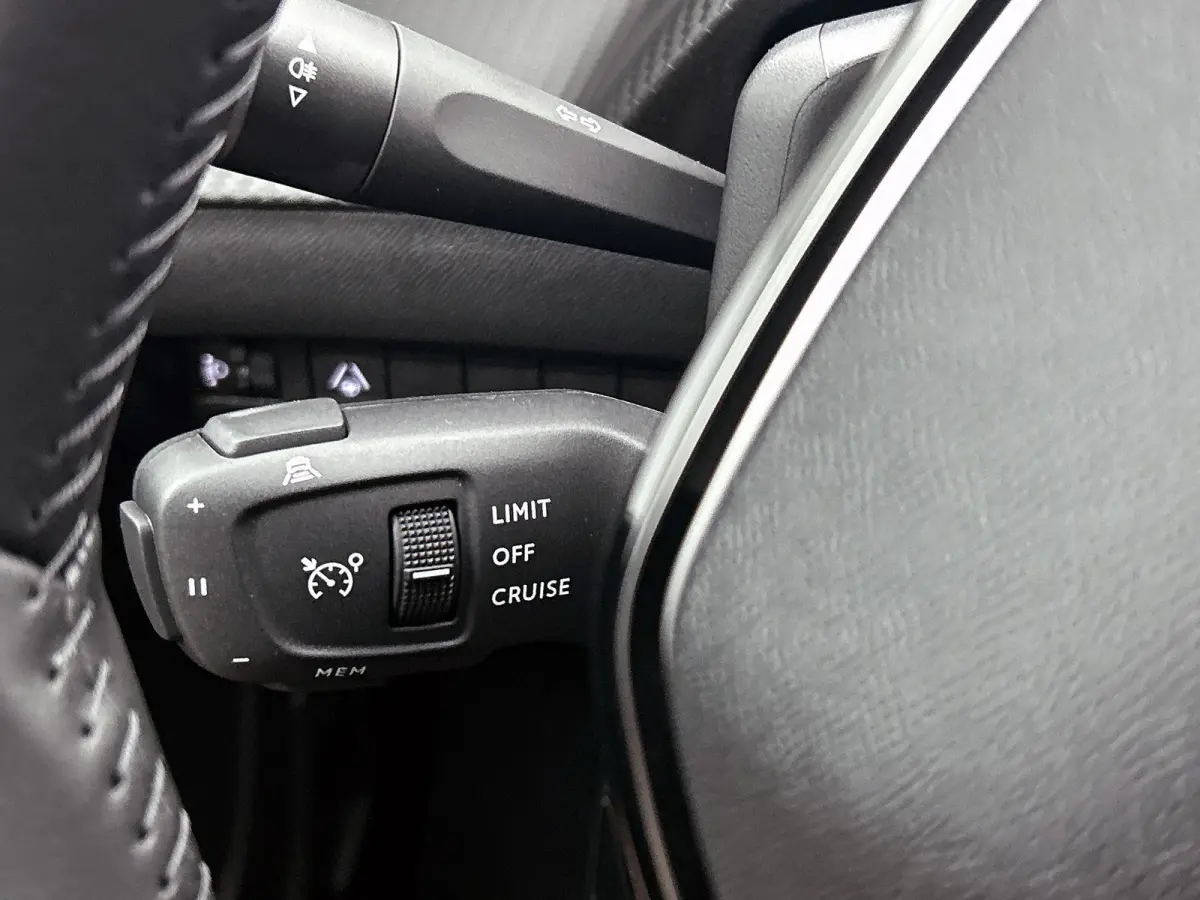 1.2 Hybrid 145pk Envy Automaat | Navigatie | Adaptieve Cruise Control | Camera Voor + Achter | 17"LMV | LED | Climate Control | Draadloze Telefoonlader |