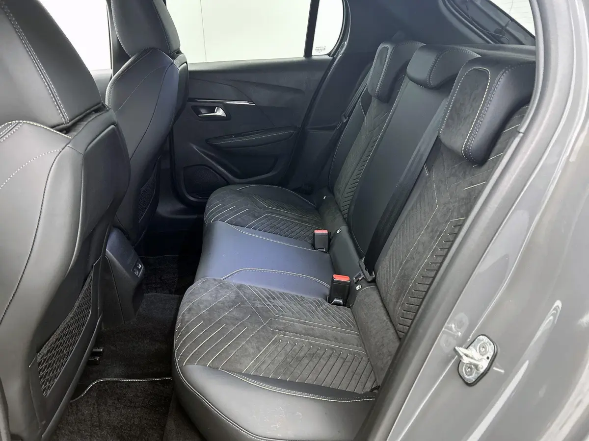 1.2 Hybrid 145pk GT Automaat | Elektrisch Verstelb. Bestuurdersstoel | Alcantara | Navigatie | Camera Voor + Achter | Adaptieve Cruise Control | Dodehoekdetectie | 17"LMV | LED | Climate Con