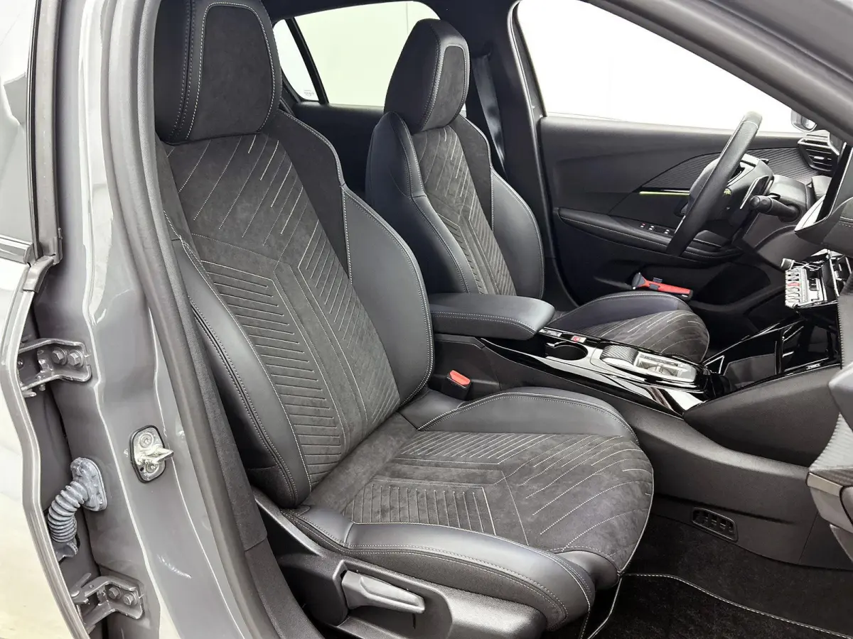 1.2 Hybrid 145pk GT Automaat | Elektrisch Verstelb. Bestuurdersstoel | Alcantara | Navigatie | Camera Voor + Achter | Adaptieve Cruise Control | Dodehoekdetectie | 17"LMV | LED | Climate Con
