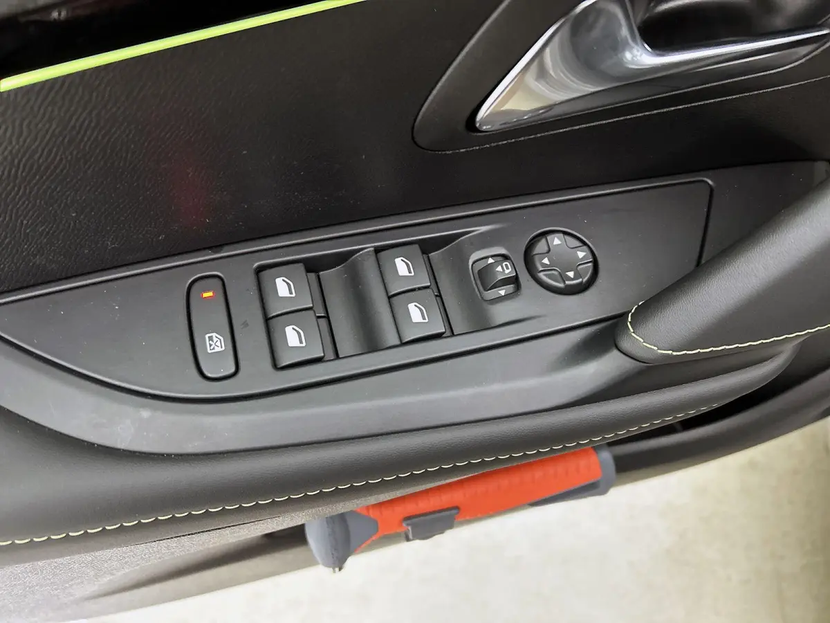 1.2 Hybrid 145pk GT Automaat | Elektrisch Verstelb. Bestuurdersstoel | Alcantara | Navigatie | Camera Voor + Achter | Adaptieve Cruise Control | Dodehoekdetectie | 17"LMV | LED | Climate Con
