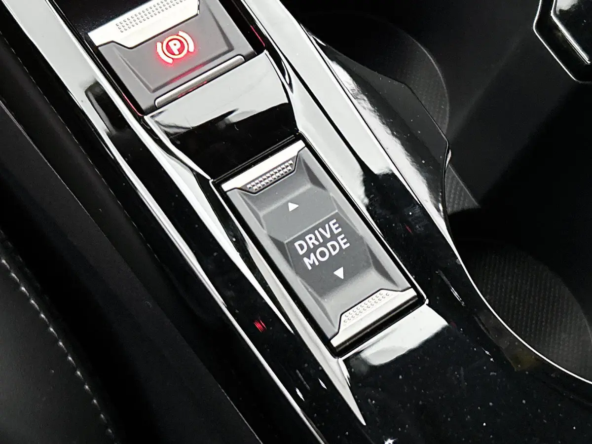 1.2 Hybrid 145pk GT Automaat | Elektrisch Verstelb. Bestuurdersstoel | Alcantara | Navigatie | Camera Voor + Achter | Adaptieve Cruise Control | Dodehoekdetectie | 17"LMV | LED | Climate Con