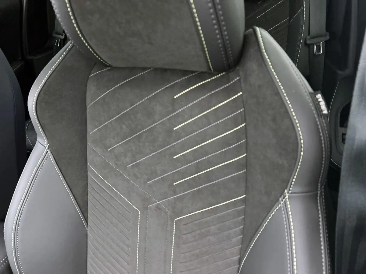 1.2 Hybrid 145pk GT Automaat | Elektrisch Verstelb. Bestuurdersstoel | Alcantara | Navigatie | Camera Voor + Achter | Adaptieve Cruise Control | Dodehoekdetectie | 17"LMV | LED | Climate Con