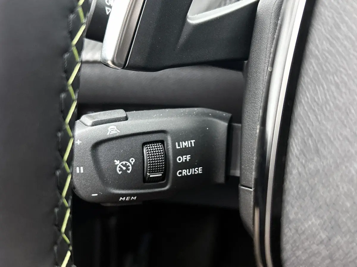 1.2 Hybrid 145pk GT Automaat | Elektrisch Verstelb. Bestuurdersstoel | Alcantara | Navigatie | Camera Voor + Achter | Adaptieve Cruise Control | Dodehoekdetectie | 17"LMV | LED | Climate Con