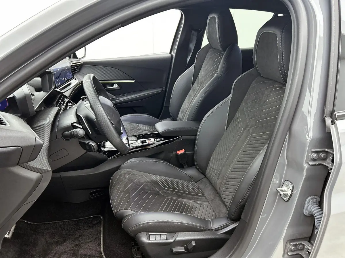 1.2 Hybrid 145pk GT Automaat | Elektrisch Verstelb. Bestuurdersstoel | Alcantara | Navigatie | Camera Voor + Achter | Adaptieve Cruise Control | Dodehoekdetectie | 17"LMV | LED | Climate Con