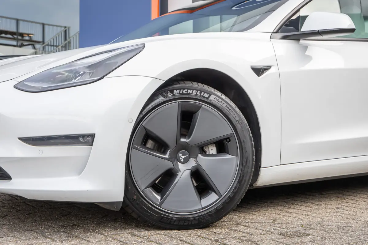 Long Range AWD 75 kWh | Panoramadak | Voorstoelen verwarmd | Dodehoek detectie | Keyless | Cruise control adaptief met Stop&Go en stuurhulp | Dodehoek detectie | Keyless start