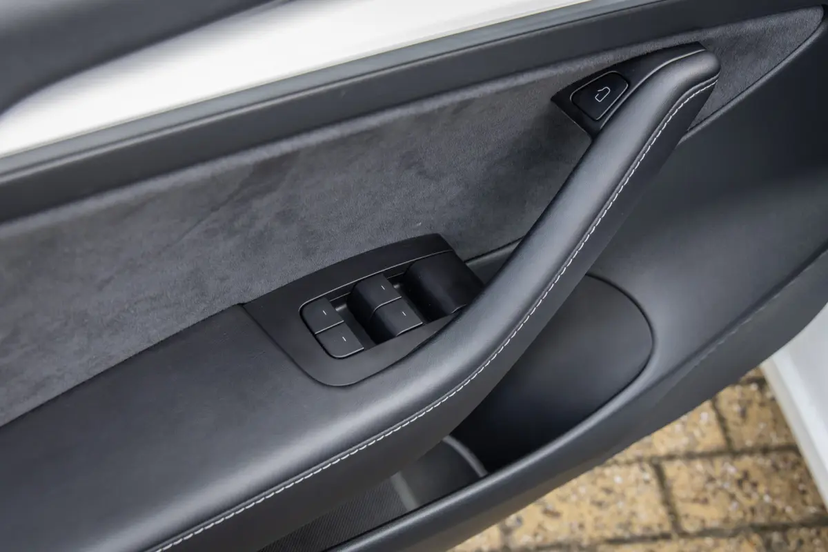 Long Range AWD 75 kWh | Panoramadak | Voorstoelen verwarmd | Dodehoek detectie | Keyless | Cruise control adaptief met Stop&Go en stuurhulp | Dodehoek detectie | Keyless start