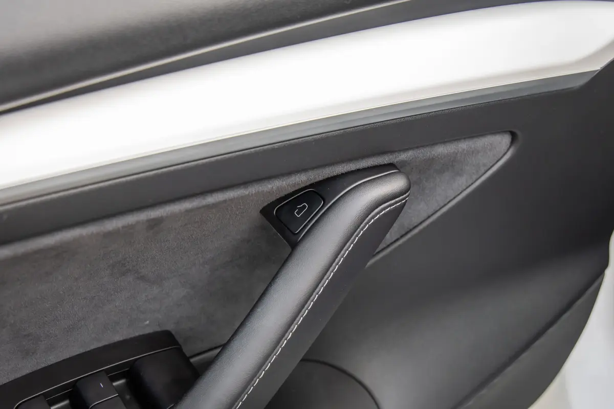 Long Range AWD 75 kWh | Panoramadak | Voorstoelen verwarmd | Dodehoek detectie | Keyless | Cruise control adaptief met Stop&Go en stuurhulp | Dodehoek detectie | Keyless start