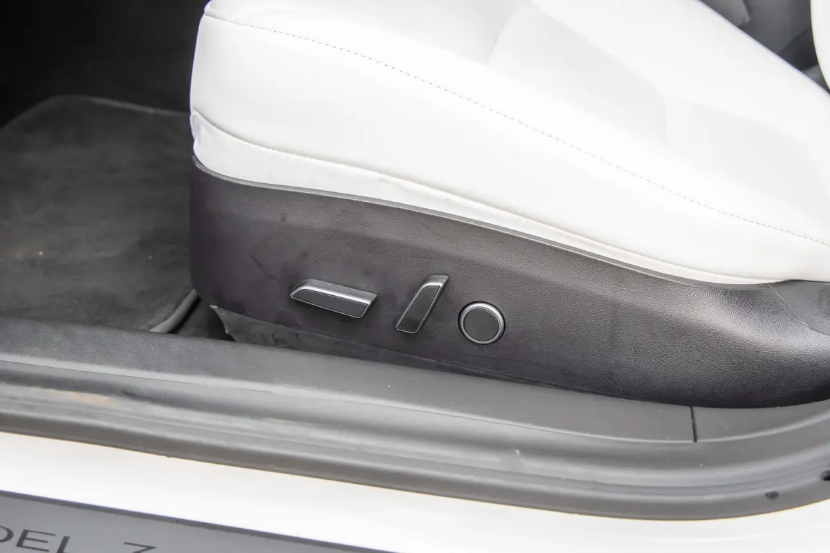Long Range AWD 75 kWh | Panoramadak | Voorstoelen verwarmd | Dodehoek detectie | Keyless | Cruise control adaptief met Stop&Go en stuurhulp | Dodehoek detectie | Keyless start