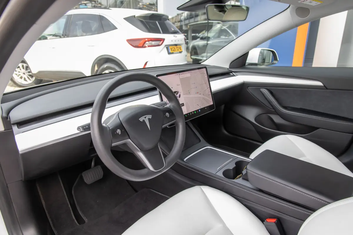 Long Range AWD 75 kWh | Panoramadak | Voorstoelen verwarmd | Dodehoek detectie | Keyless | Cruise control adaptief met Stop&Go en stuurhulp | Dodehoek detectie | Keyless start