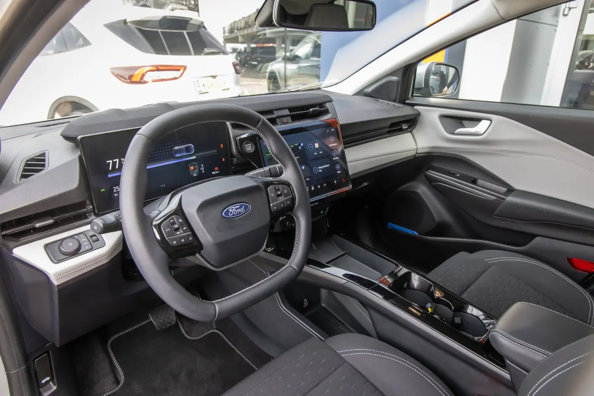 44 kWh | Camera | Stoel/stuur/voorruit verwarming | Apple Carplay/Android Auto | Full-LED | Digitaal dashboard | Nieuwstaat! | Achteruitrijcamera | Apple Carplay/Android Auto|telefoonintegra