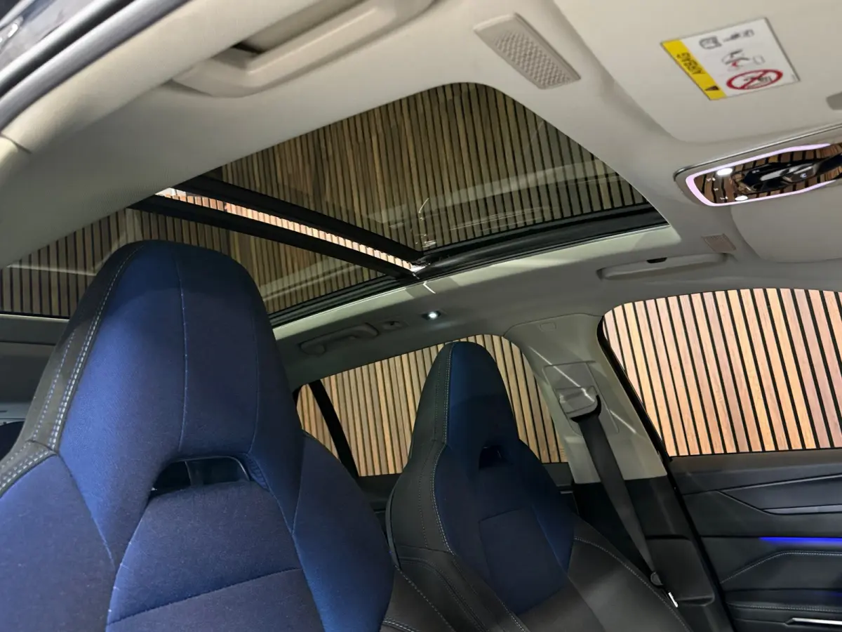1.5 PHEV - Black Line