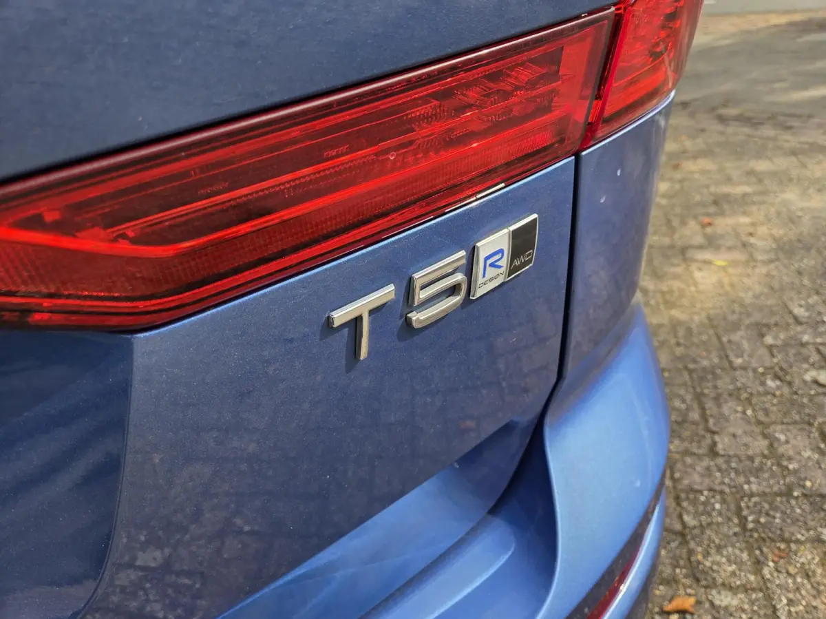 2.0 T5 AWD R-Design | Panorama/Trekhaak/Luchtvering/HUD/360 | 1e Eigenaar / Dealer onderhouden