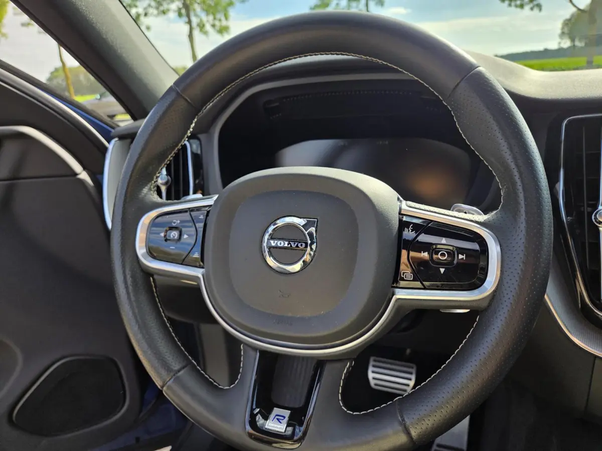 2.0 T5 AWD R-Design | Panorama/Trekhaak/Luchtvering/HUD/360 | 1e Eigenaar / Dealer onderhouden