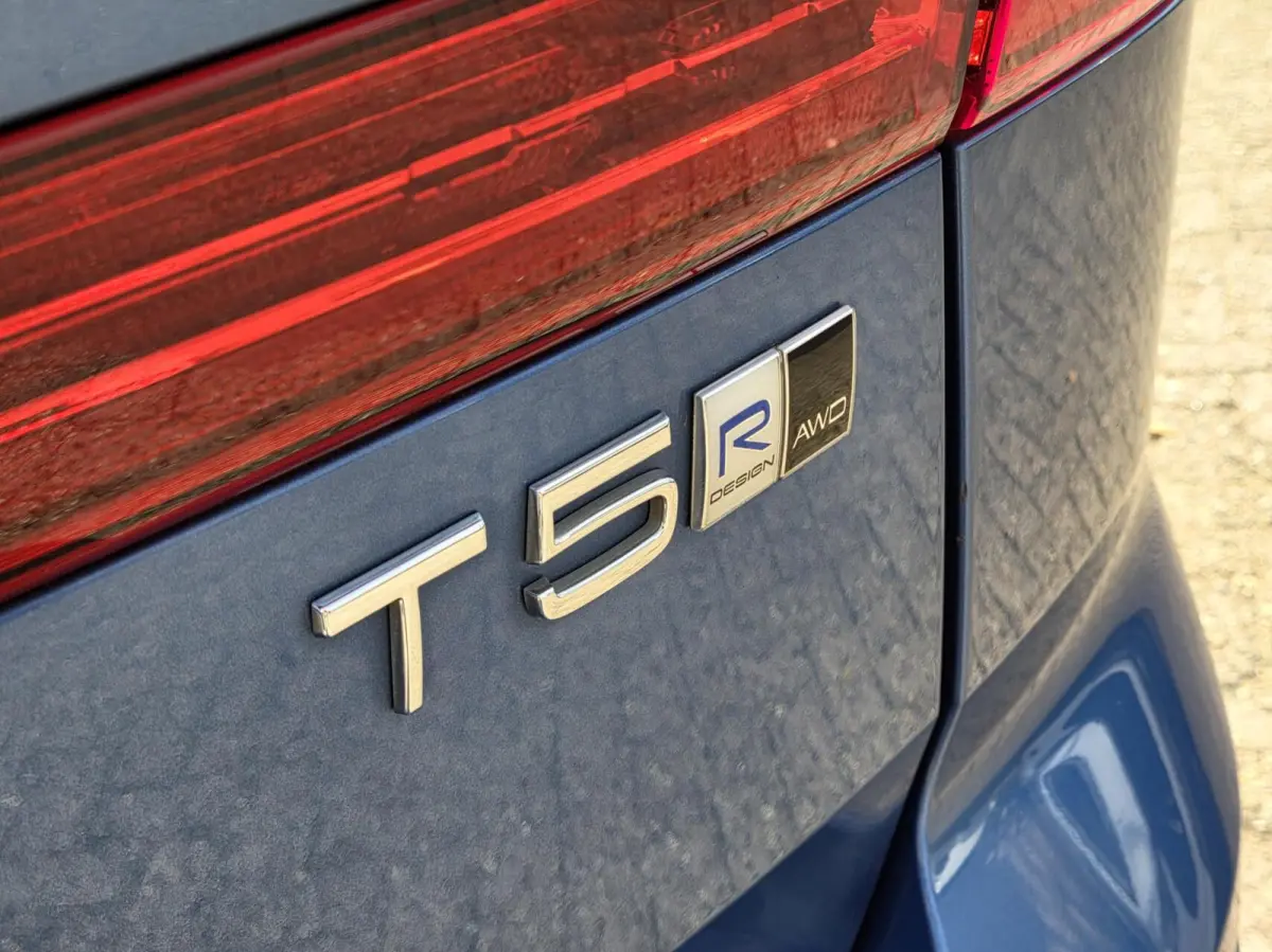 2.0 T5 AWD R-Design | Panorama/Trekhaak/Luchtvering/HUD/360 | 1e Eigenaar / Dealer onderhouden