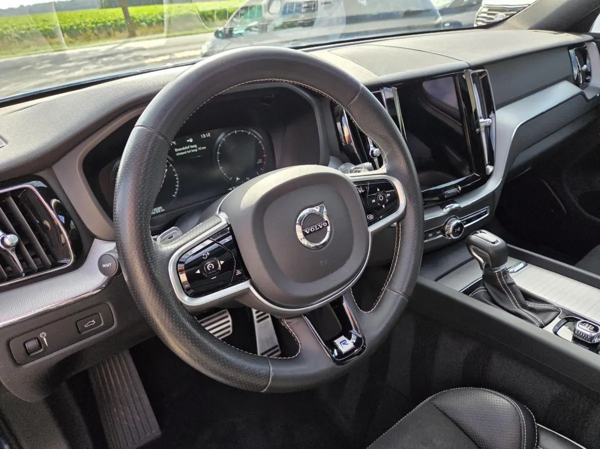 2.0 T5 AWD R-Design | Panorama/Trekhaak/Luchtvering/HUD/360 | 1e Eigenaar / Dealer onderhouden