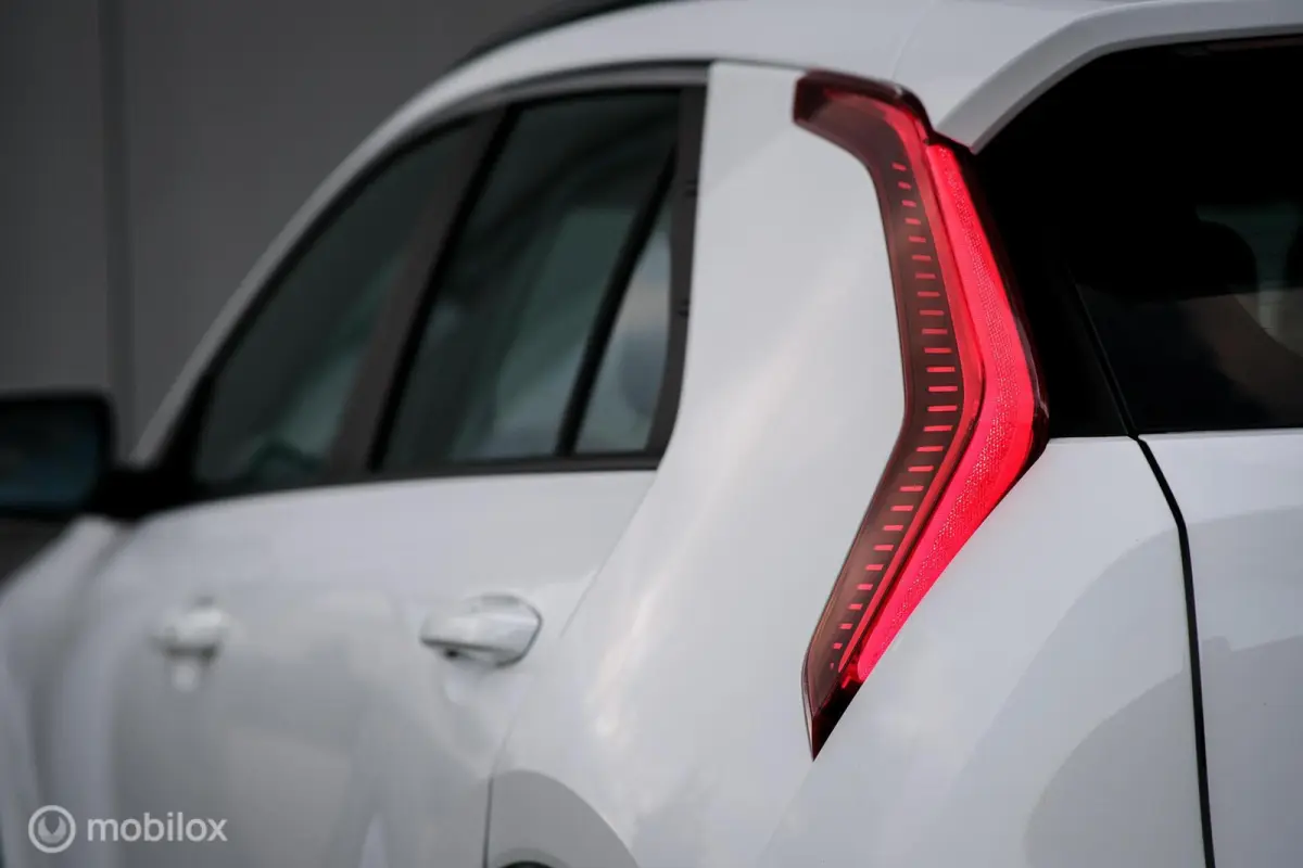 Light 64.8 kWh | SOH 96,5 | Camera | Stoel + stuurwarming | LED | Ambiance light | Halfleder | Adaptive | Rijklaarprijs incl garantie |