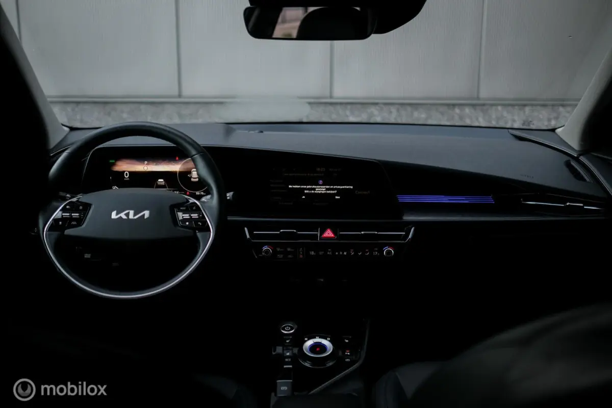 Light 64.8 kWh | SOH 96,5 | Camera | Stoel + stuurwarming | LED | Ambiance light | Halfleder | Adaptive | Rijklaarprijs incl garantie |