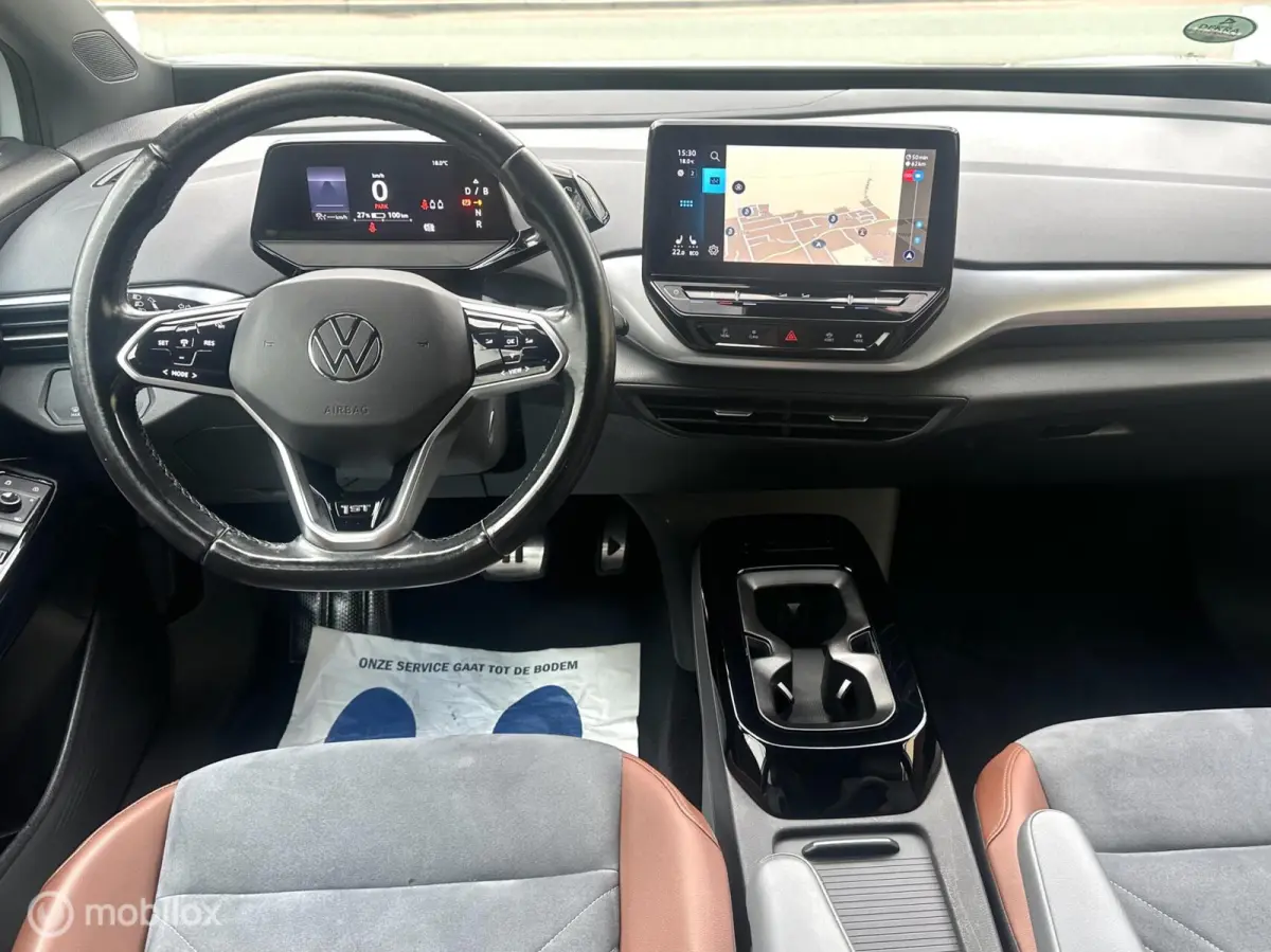 First 77 kWh STUUR/STOELVERWARMING WEGDRAAIBARE TREKHAAK CARPLAY SFEERVERLICHTING CAMERA ACCU GARANTIE!!