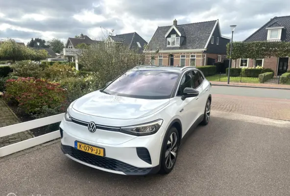 First 77 kWh STUUR/STOELVERWARMING WEGDRAAIBARE TREKHAAK CARPLAY SFEERVERLICHTING CAMERA ACCU GARANTIE!!