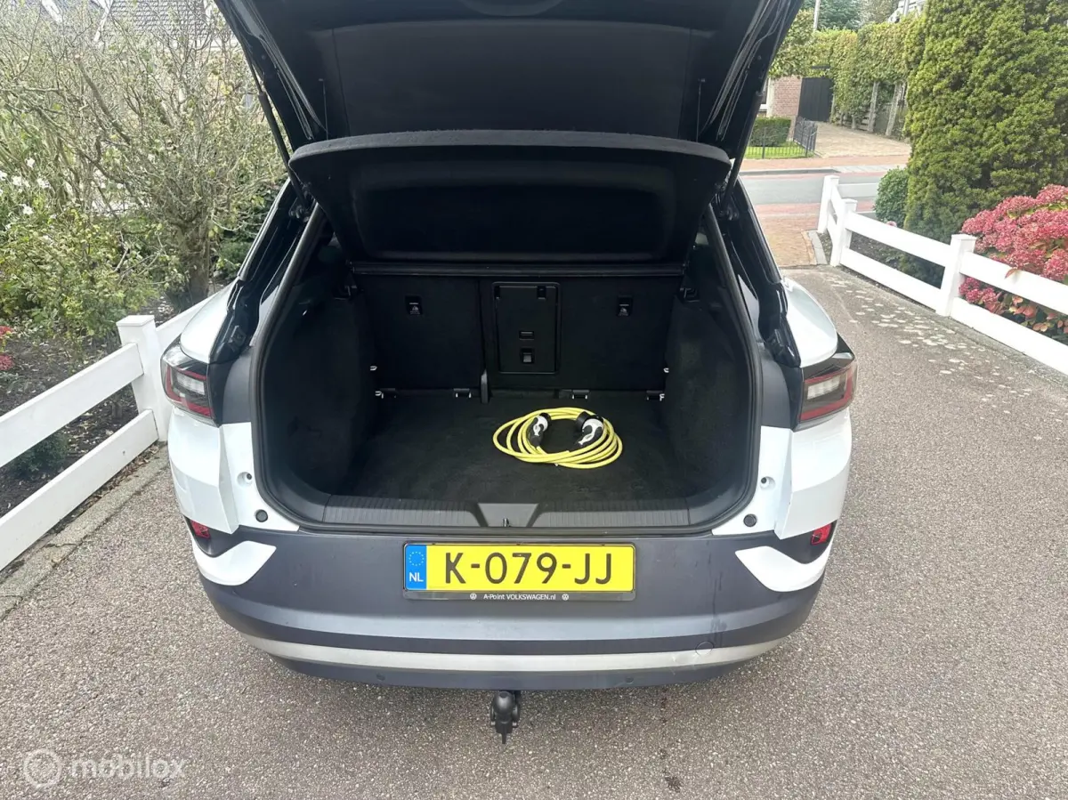 First 77 kWh STUUR/STOELVERWARMING WEGDRAAIBARE TREKHAAK CARPLAY SFEERVERLICHTING CAMERA ACCU GARANTIE!!