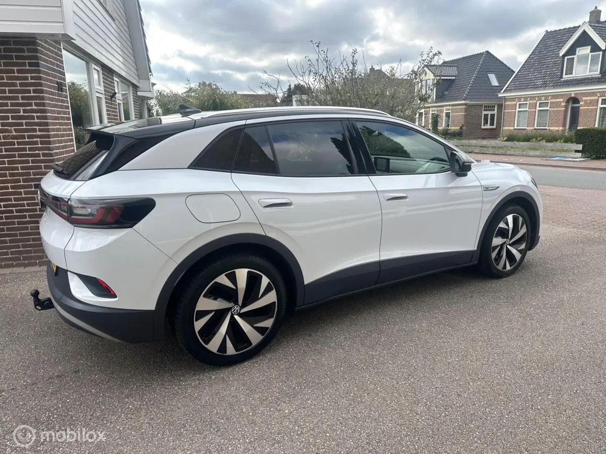 First 77 kWh STUUR/STOELVERWARMING WEGDRAAIBARE TREKHAAK CARPLAY SFEERVERLICHTING CAMERA ACCU GARANTIE!!