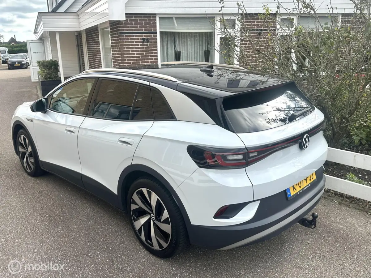 First 77 kWh STUUR/STOELVERWARMING WEGDRAAIBARE TREKHAAK CARPLAY SFEERVERLICHTING CAMERA ACCU GARANTIE!!