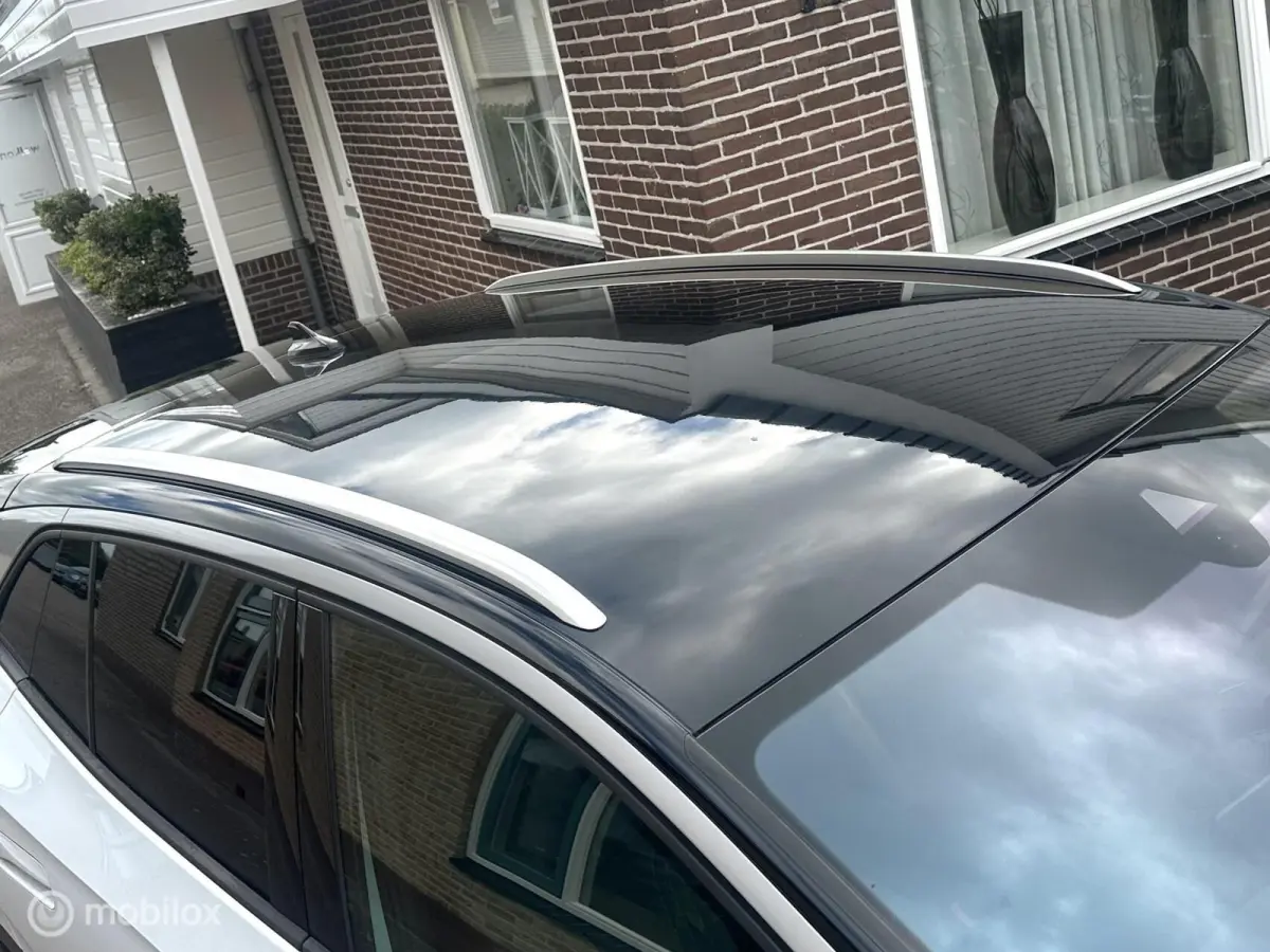 First 77 kWh STUUR/STOELVERWARMING WEGDRAAIBARE TREKHAAK CARPLAY SFEERVERLICHTING CAMERA ACCU GARANTIE!!