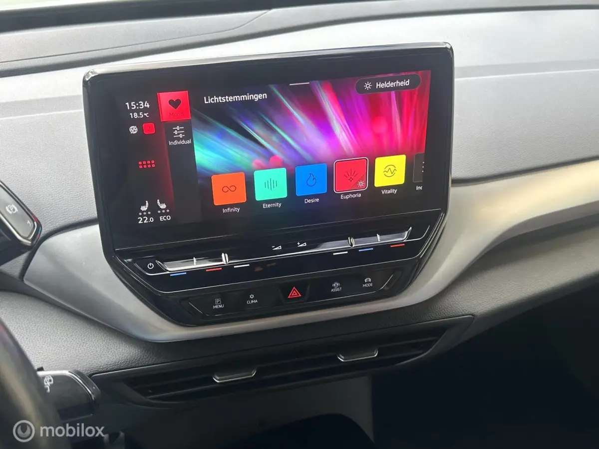 First 77 kWh STUUR/STOELVERWARMING WEGDRAAIBARE TREKHAAK CARPLAY SFEERVERLICHTING CAMERA ACCU GARANTIE!!