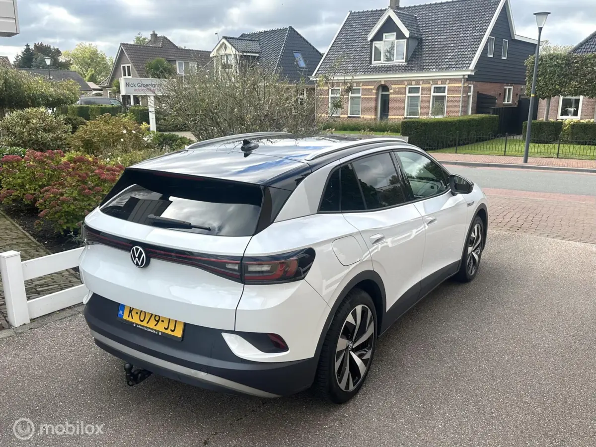 First 77 kWh STUUR/STOELVERWARMING WEGDRAAIBARE TREKHAAK CARPLAY SFEERVERLICHTING CAMERA ACCU GARANTIE!!