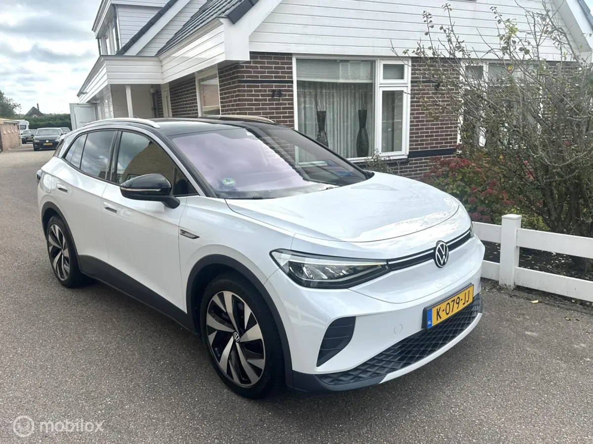 First 77 kWh STUUR/STOELVERWARMING WEGDRAAIBARE TREKHAAK CARPLAY SFEERVERLICHTING CAMERA ACCU GARANTIE!!