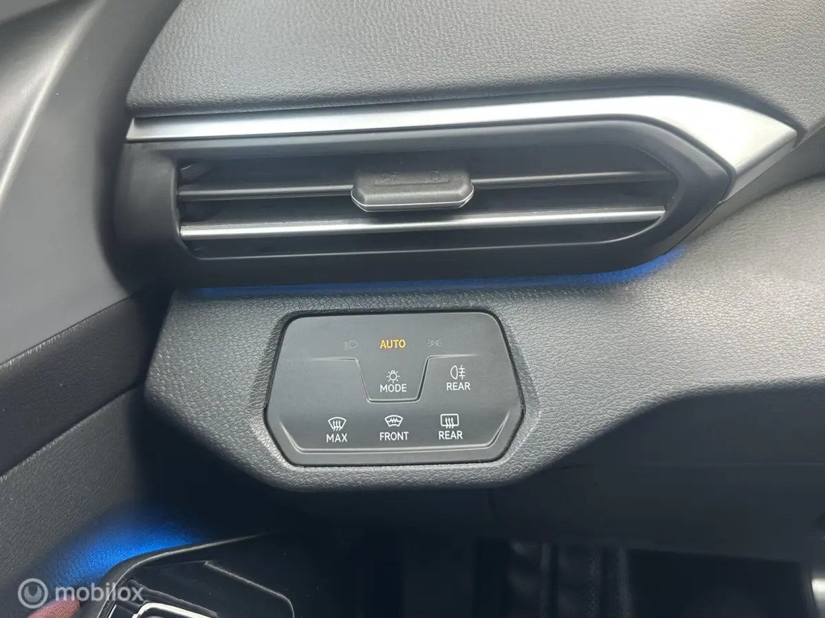 First 77 kWh STUUR/STOELVERWARMING WEGDRAAIBARE TREKHAAK CARPLAY SFEERVERLICHTING CAMERA ACCU GARANTIE!!