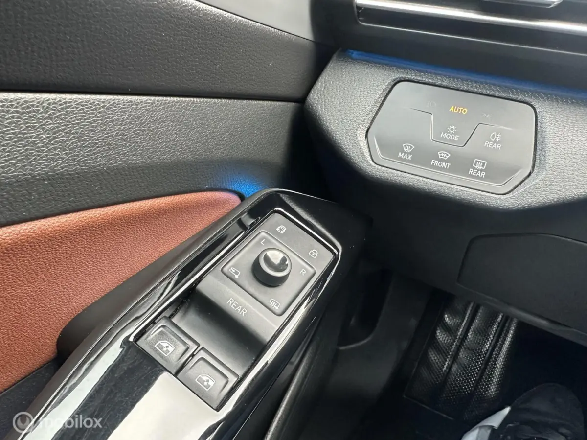 First 77 kWh STUUR/STOELVERWARMING WEGDRAAIBARE TREKHAAK CARPLAY SFEERVERLICHTING CAMERA ACCU GARANTIE!!