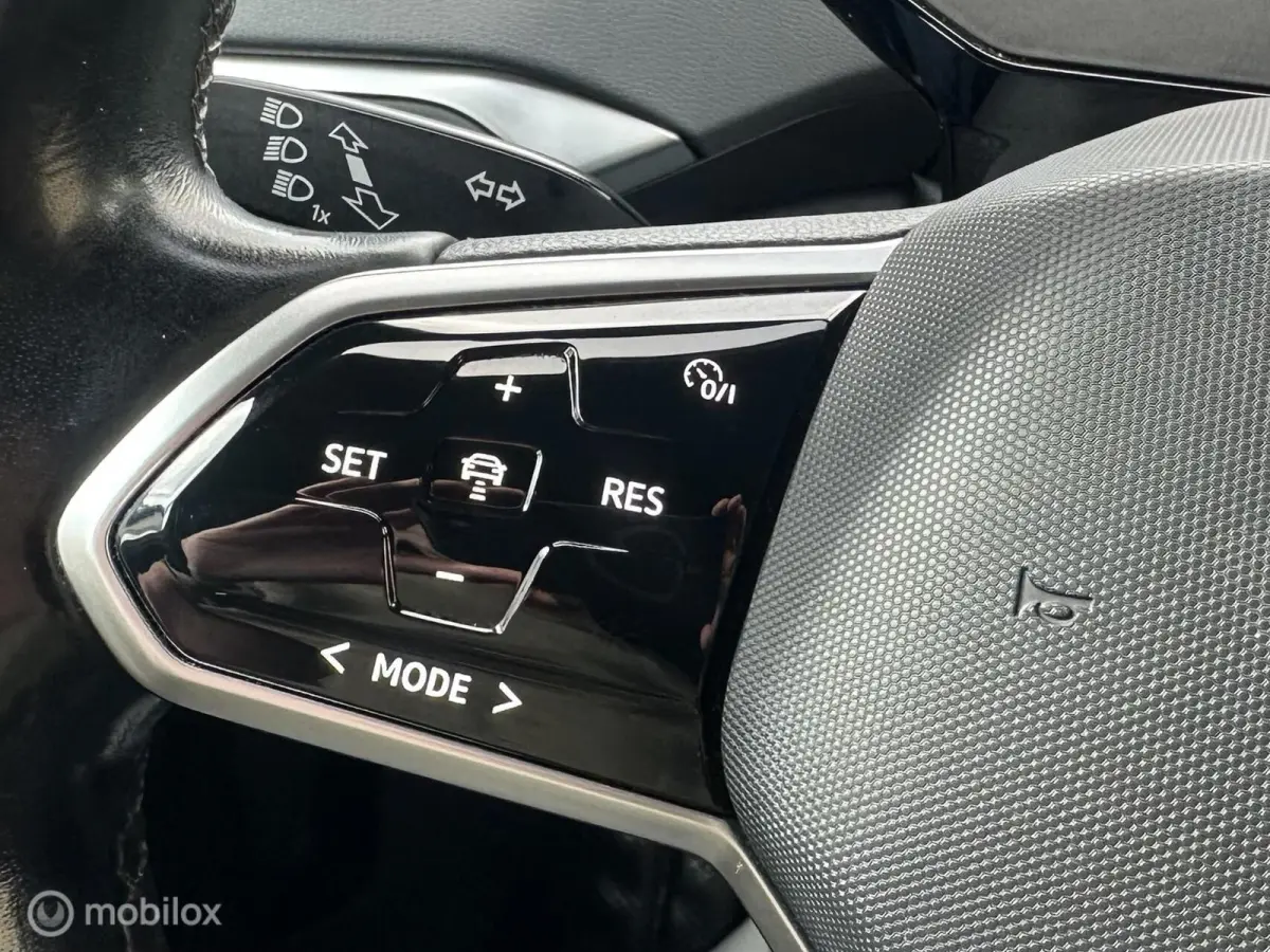 First 77 kWh STUUR/STOELVERWARMING WEGDRAAIBARE TREKHAAK CARPLAY SFEERVERLICHTING CAMERA ACCU GARANTIE!!