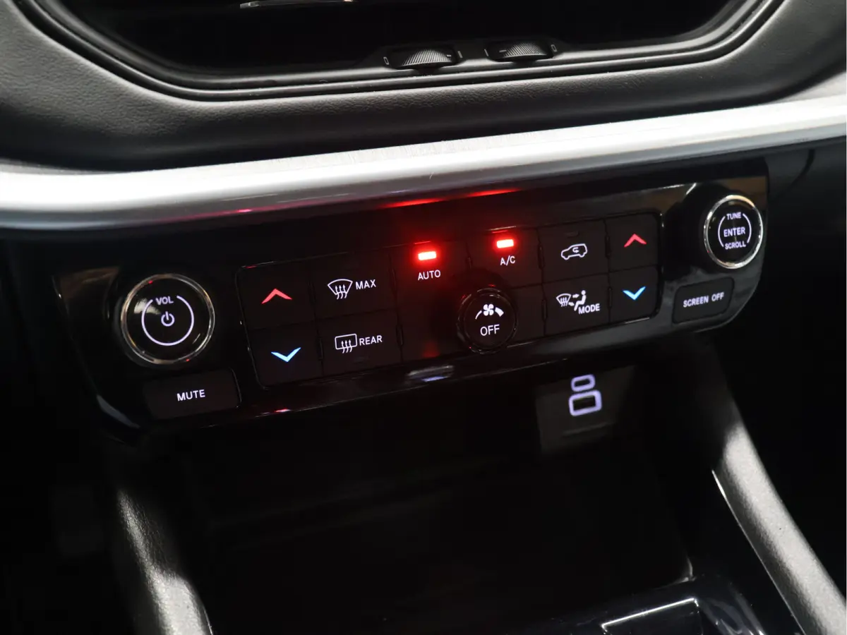 4xe 240 Plug-in Hybrid S 4WD [APPLE CARPLAY, ANDROID, ELEKTRISCH VERSTELBARE STOELEN, ACHTERUITRIJCAMERA, CRUISE, PDC V+A, CLIMATE, DIGITAL DASH]