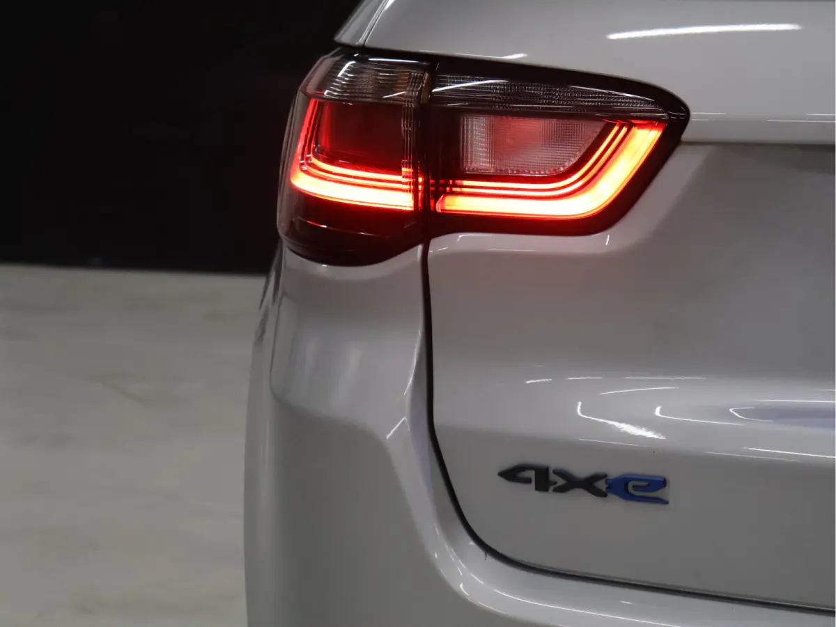 4xe 240 Plug-in Hybrid S 4WD [APPLE CARPLAY, ANDROID, ELEKTRISCH VERSTELBARE STOELEN, ACHTERUITRIJCAMERA, CRUISE, PDC V+A, CLIMATE, DIGITAL DASH]