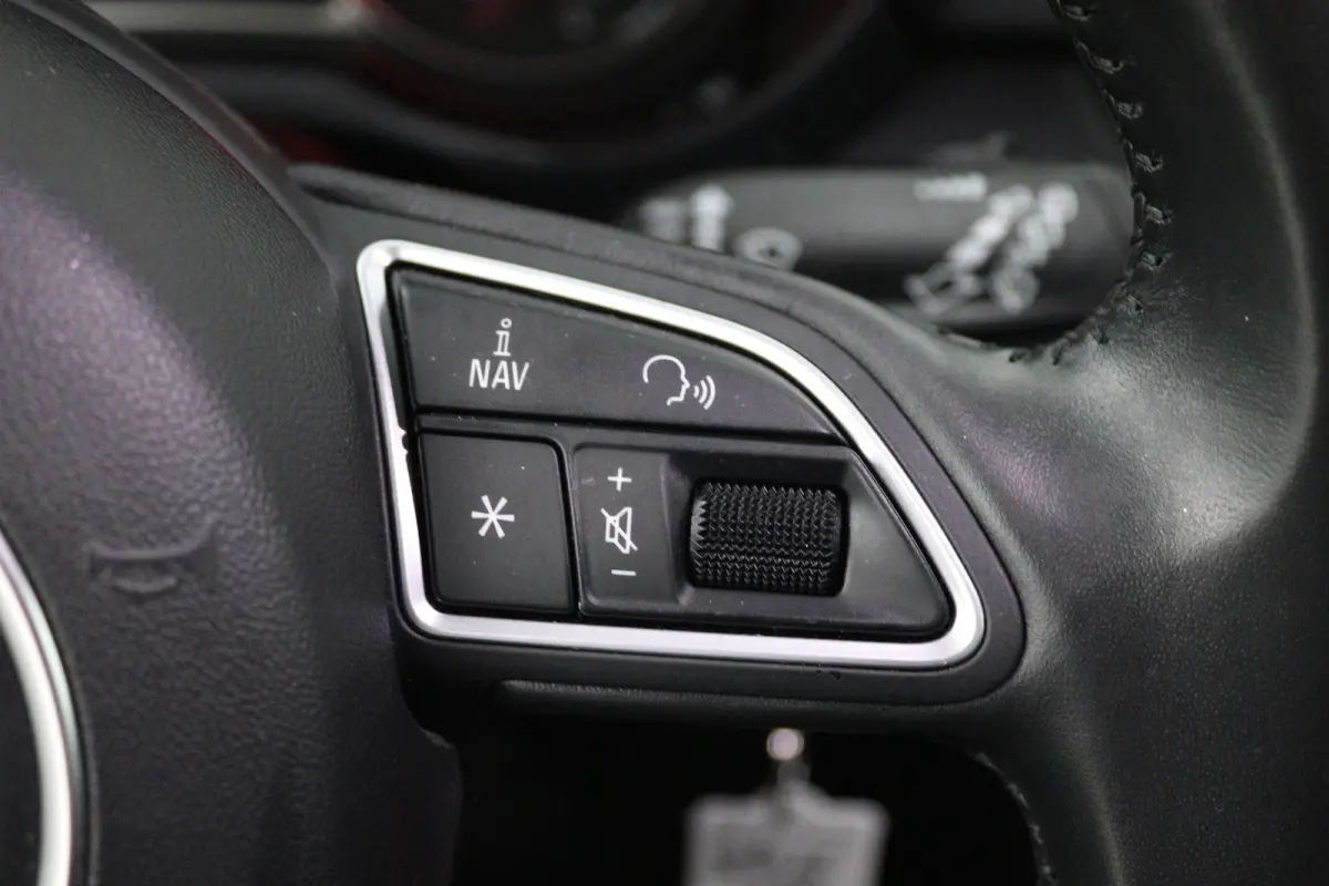 1.0 TFSI Advance Sport (PANORAMADAK, STOELVERWARMING, NAVIGATIE)