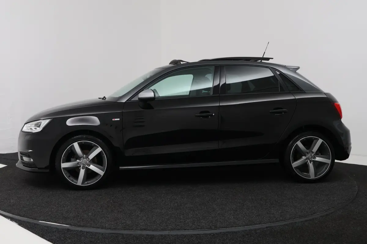 1.0 TFSI Advance Sport (PANORAMADAK, STOELVERWARMING, NAVIGATIE)